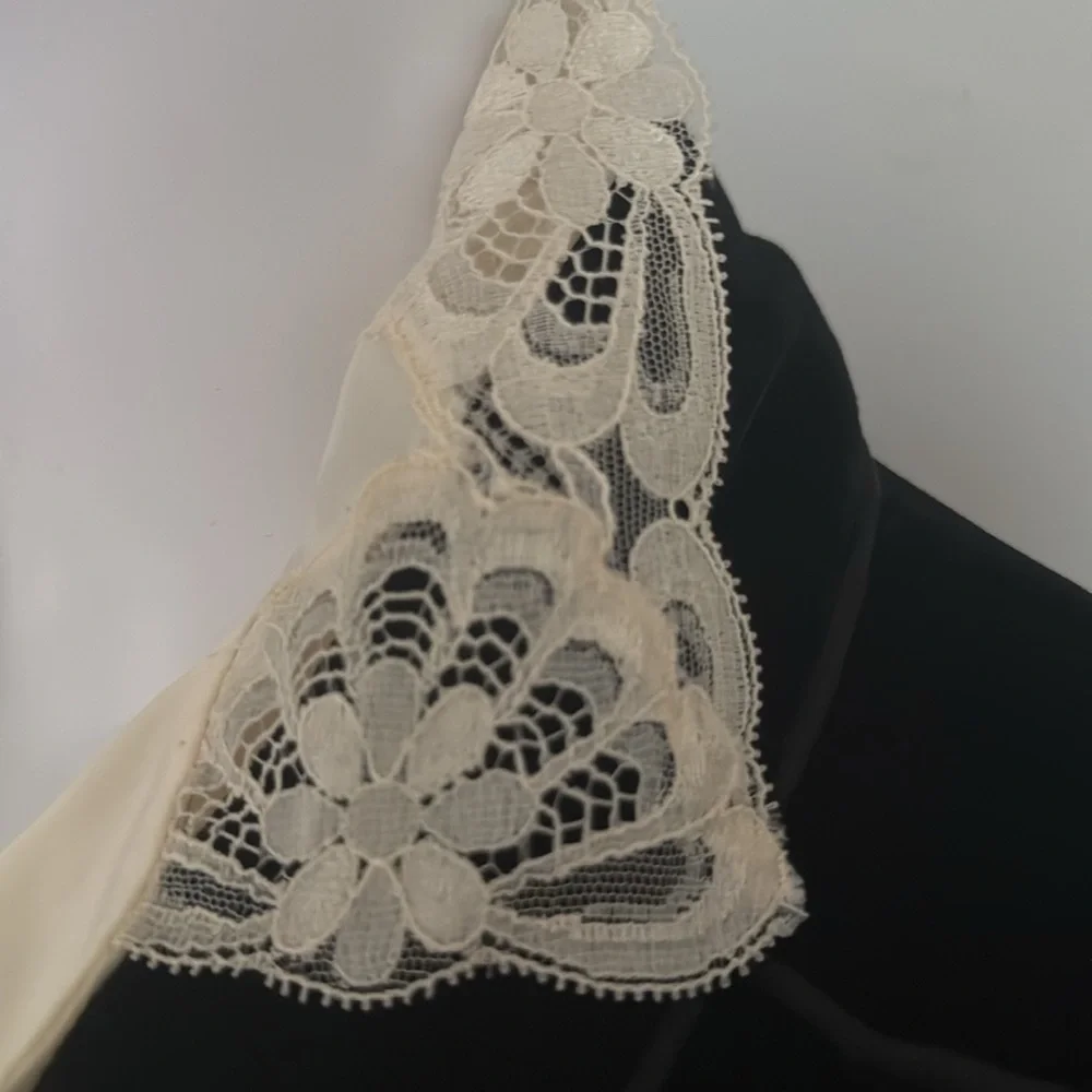 Feminine with beautiful lace detail. Made in the USA!
Travels well. - Picture 5 of 11